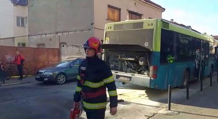 Kigyulladt egy autóbusz Nagyváradon – épp a tűzoltóság előtt