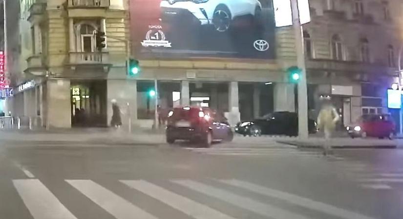 Nagy sebességgel a gyalogosok közé hajtott egy autós a Blaha Lujza téren  videó