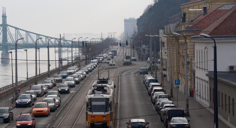 Brutális mennyiségű időt vesztegelnek a dugóban a fővárosi autósok: Európában alig látni ilyet