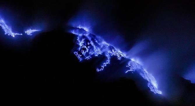 Kék színű láva folyik egy vulkánból Indonéziában