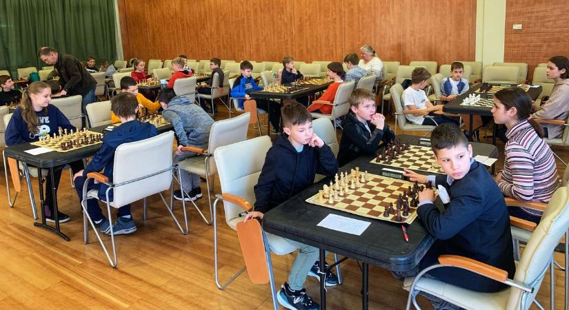 Sok gyerekkel szerettette meg a sakkot, most rá emlékeztek a versennyel