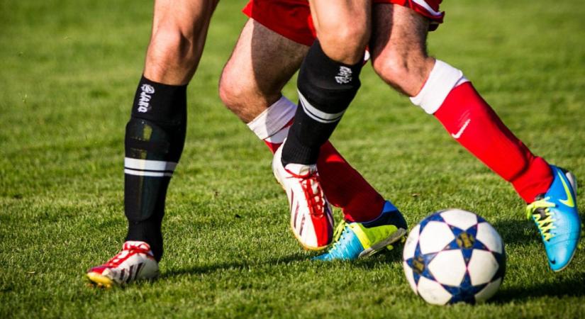 Botrány a magyar focimeccsen: vádat emeltek a játékost megverő szurkolók ellen