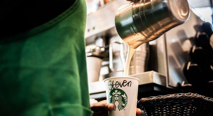 Felköti a zöld kötényt az új Starbucks-vezér, beáll kávét főzni