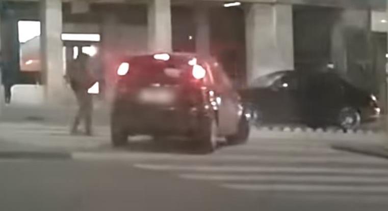 A Blaha Lujza téren hajtott gyalogosok közé egy autó – videó