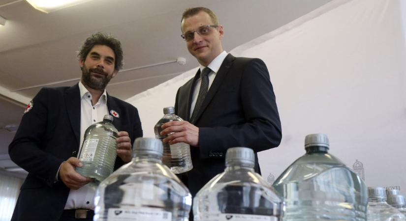 Több ezer liter fertőtlenítőszer adomány a kormányhivataltól a vöröskeresztnek