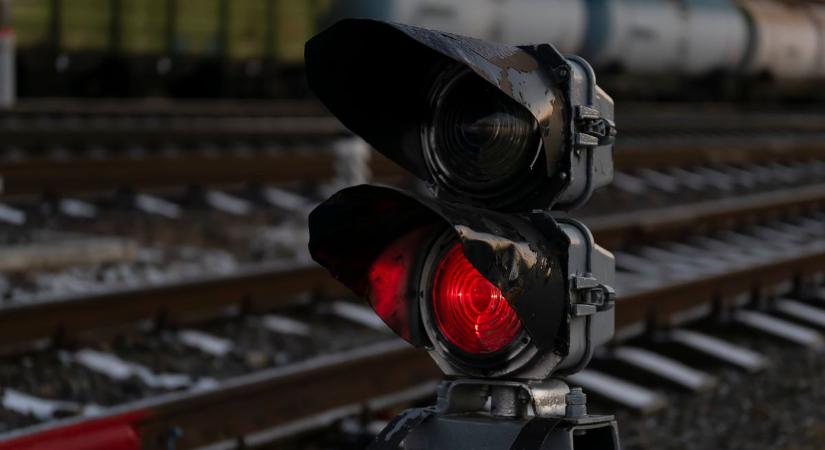 Korábbi vonatbaleset utasait keresik az esztergomi rendőrök