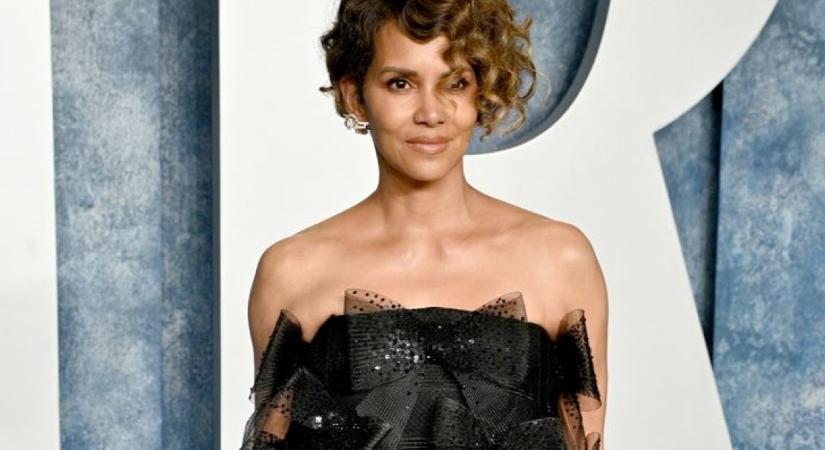 Elképesztően dögös: pucérra vetkőzve fotózta magát Halle Berry