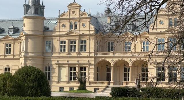 Ingyen adná magánkézbe 12 uniós és állami pénzből felújított kastélyt Lázár János minisztériuma