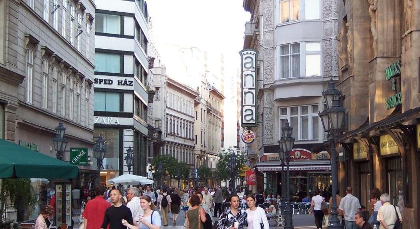 80–90 százalékos kedvezményekkel tarthat vásárt az V. kerületben egy Fidesz-közeli cég