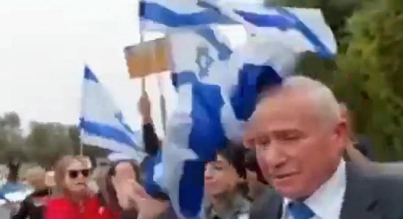 Baloldali tüntetők verték fejbe az egyik izraeli minisztert