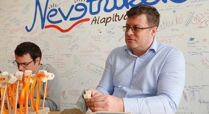 Játékkészítéssel lehetett segíteni a Nevetnikék Alapítványon