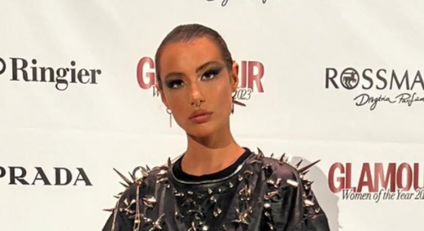 Tóth Andi tetőtől talpig bőr szegecses szettben jelent meg a Glamour gálán: Vonzotta a tekinteteket