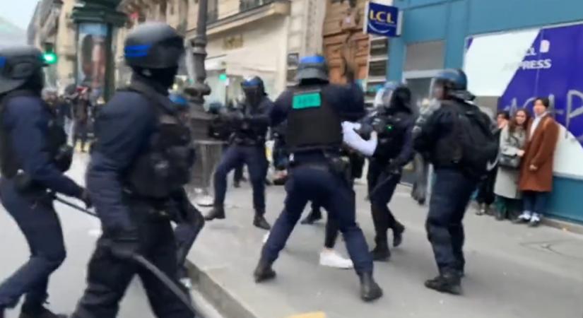 Francia zavargások – százezrek az utcán, a rendőröknél előkerültek a gumibotok (VIDEÓ)