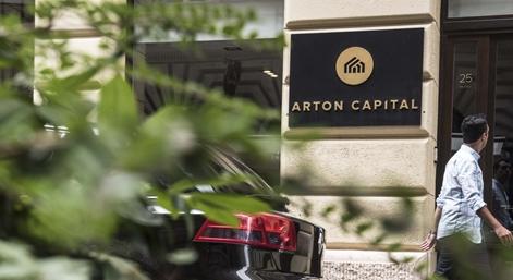 Hatodik éve nem találja a rendőrség a letelepedési kötvényes cég, az Arton Capital kifosztóit