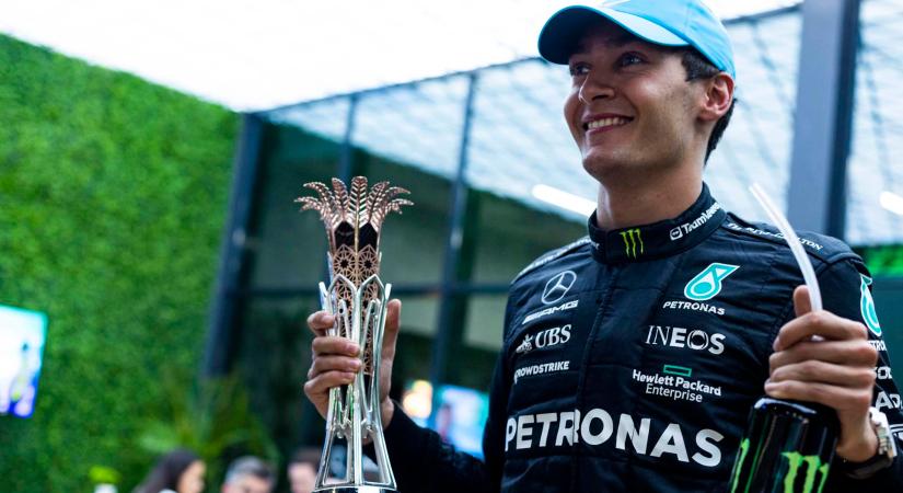 Videó: A Mercedes visszaszolgáltatta Alonso dzsiddai trófeáját