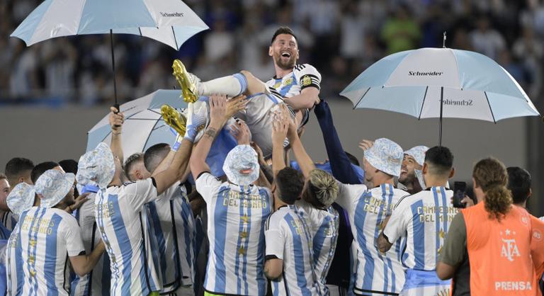 Elmaradt a parádé, de Messi berúgta a nyolcszázadikat, és győzött a világbajnok