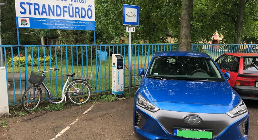 Tiszafüreden is megszűnt a zöld rendszámos ingyenes parkolás