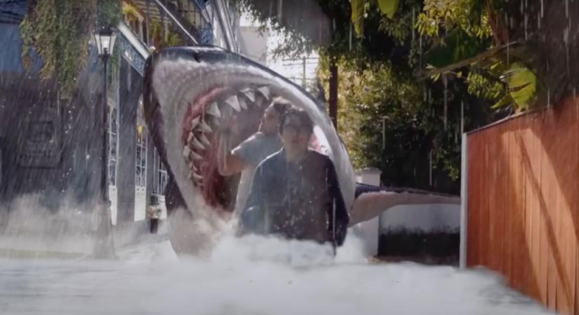 Nem állunk rá készen: A legendásan rossz The Room rendezője végre új filmmel jelentkezik, és a Big Shark első előzetesében van minden, az intenzív boksztól kezdve egy utcán támadó hatalmas cápáig