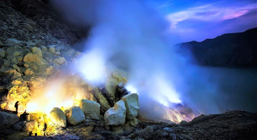 Különleges kék színű láva folyik egy indonéz vulkánból  videó