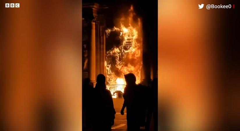 Felgyújtották a francia tüntetők a bordeaux-i városházát (VIDEÓ) (videó)