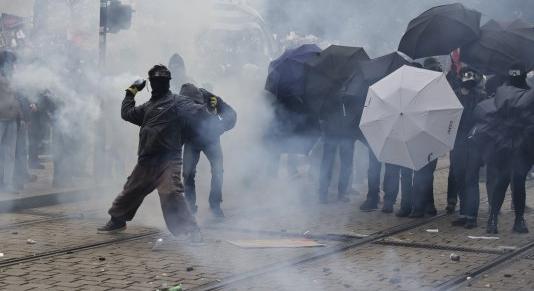 Videón, ahogy lángol a bordeaux-i városháza, Párizsban könnygázzal oszlatott a rendőrség