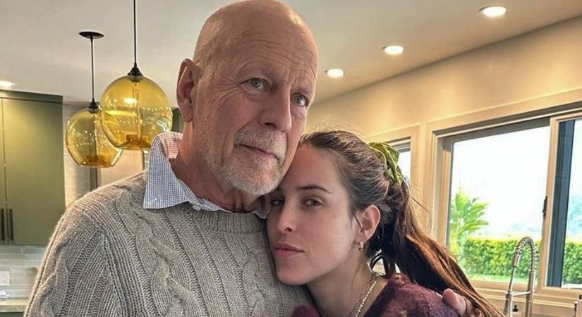 Szívszorító fotók kerültek ki Bruce Willisről, akiben a családja próbálja tartani a lelket