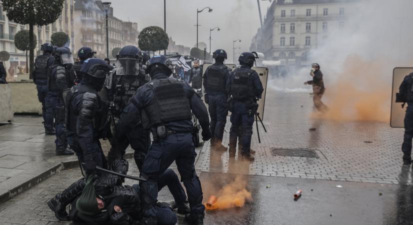Több mint 400 tüntetőt vettek őrizetbe Franciaországban, több száz rendőr megsérült