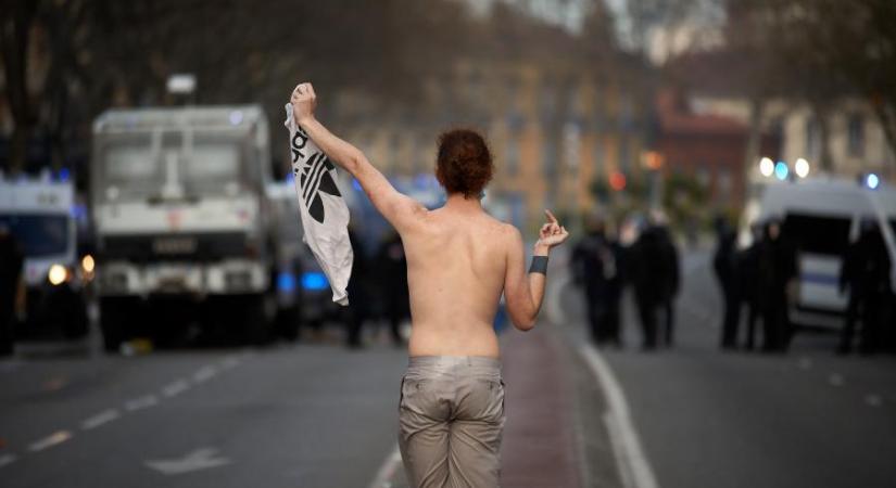 Durvul a helyzet Franciaországban, több mint 400 tüntetőt vettek őrizetbe és több száz rendőr megsérült