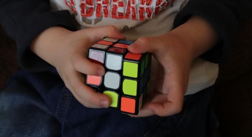 Új Rubik-kocka világrekord született: egy 9 éves kisfiú rakta ki a leggyorsabban a világhírű magyar játékot – videó
