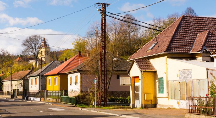 Ide vándorol most a legtöbb magyar? Egy panel árából családi házat is vehetünk
