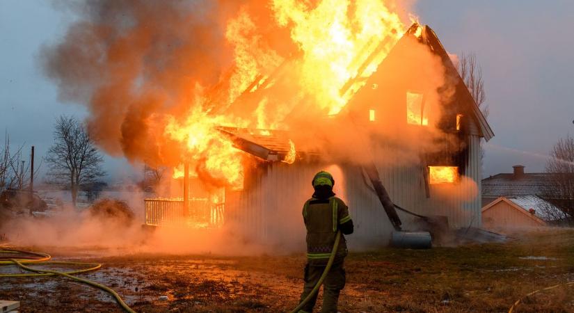 A lángok közé vetette magát a szabadnapos tűzoltó, hogy megmentsen három életet