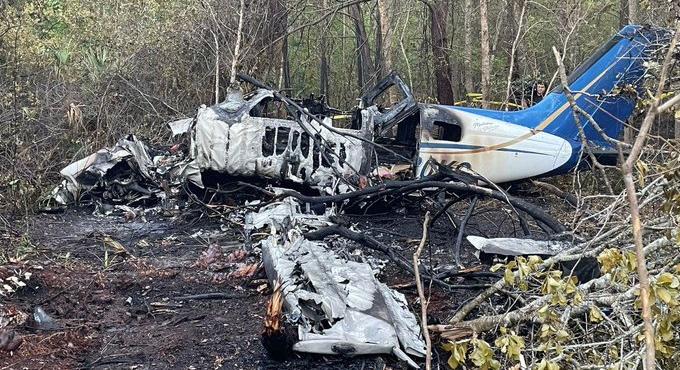 Teljesen kiégett egy kisrepülőgép, miután lezuhant Floridában