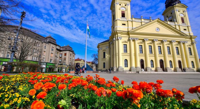 Gyönyörű képeken a virágba borult Debrecen