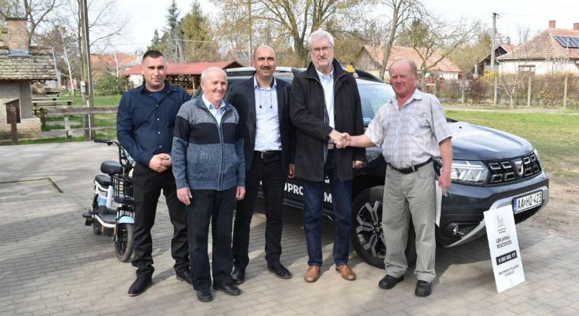 Új szolgálati járművekkel lett gazdagabb a Bakonszegi Polgárőr Egyesület
