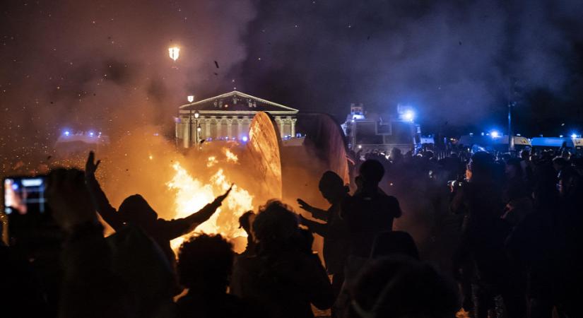 A brutális franciaországi összecsapásoknak 500 sérültje van, egy rendőr eszméletét vesztette - videók