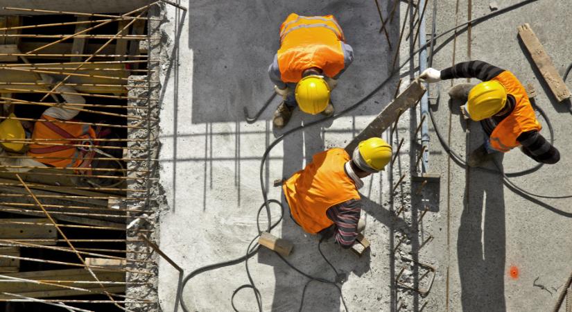 Magyar cég fejlesztését használják kazah utcanévtábláknál és Dubaj világító virágainál