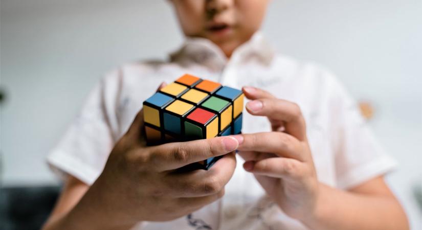 Hihetetlenül fiatal a Rubik-kocka kirakás új rekordere  videó