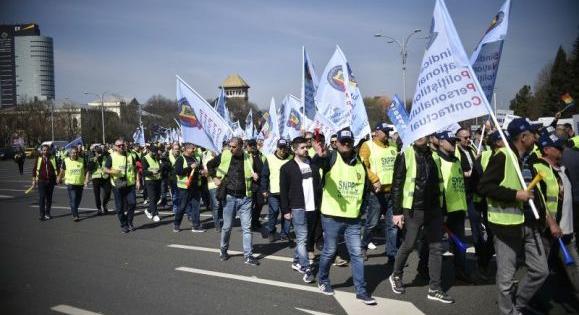 Rendőrök, börtönőrök és tartalékos katonák szakszervezetei tüntettek Bukarestben