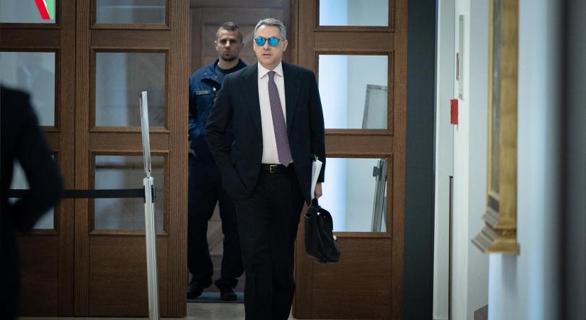 Lázár János állami kastélyokat ajándékozna el, 16 milliárdot költ a köztévé a Forma-1-re