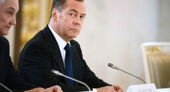 Medvegyev: Oroszország nem akar közvetlen konfliktust a NATO-val, de...