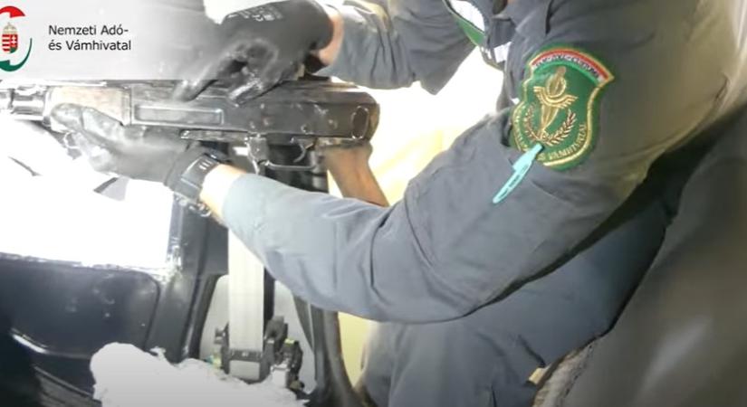 Albán fegyvercsempészre csapott le a NAV Röszkén - videó