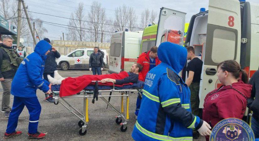 Ukrajna átadta Oroszországnak a szállítható, súlyosan megsebesült orosz katonákat