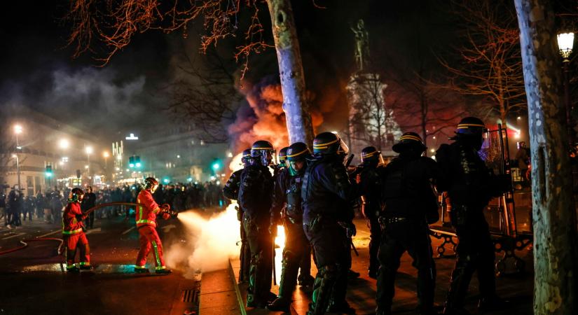 Felgyújtották a bordeaux-i városházát a francia tüntetők – VIDEÓ
