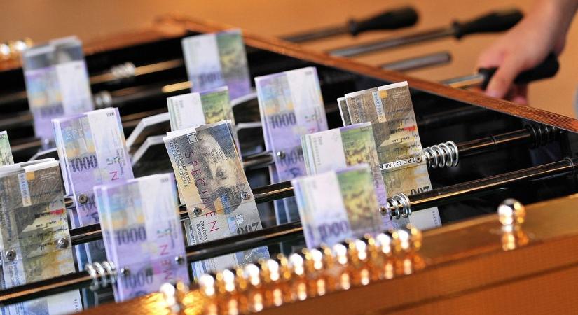 Látványosan mellőzni kezdték a befektetők a svájci frankot a bankmizéria közepette
