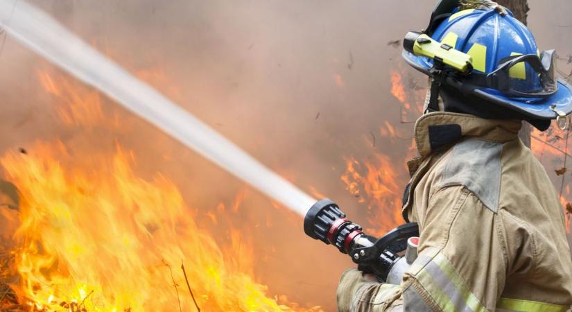 Tűzoltók kisértek ki egy embert az égő házból Mekényesen