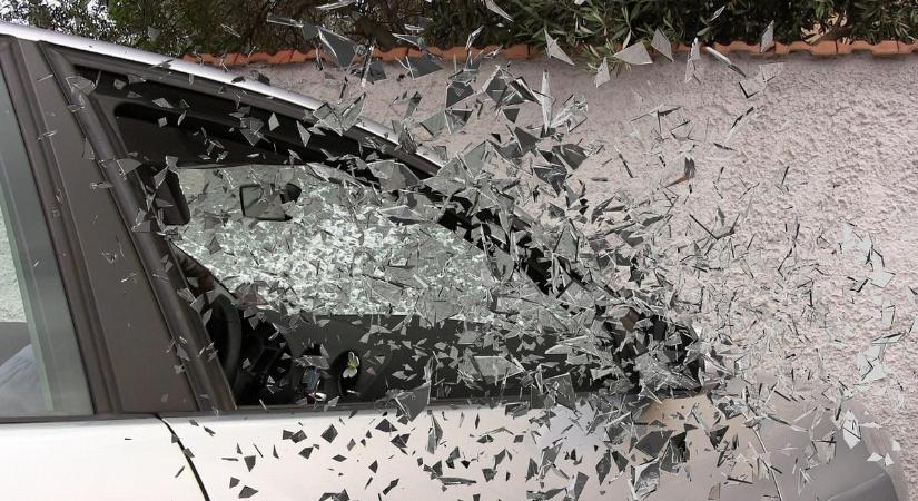 Fának csapódott egy autó Piliscsabánál, egy ember életét vesztette