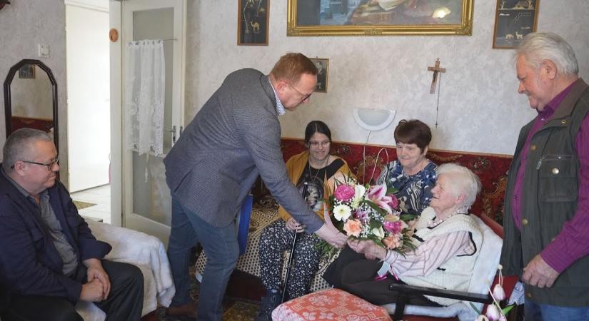 A 90 éves Etessy Józsefnét köszöntötte a polgármester