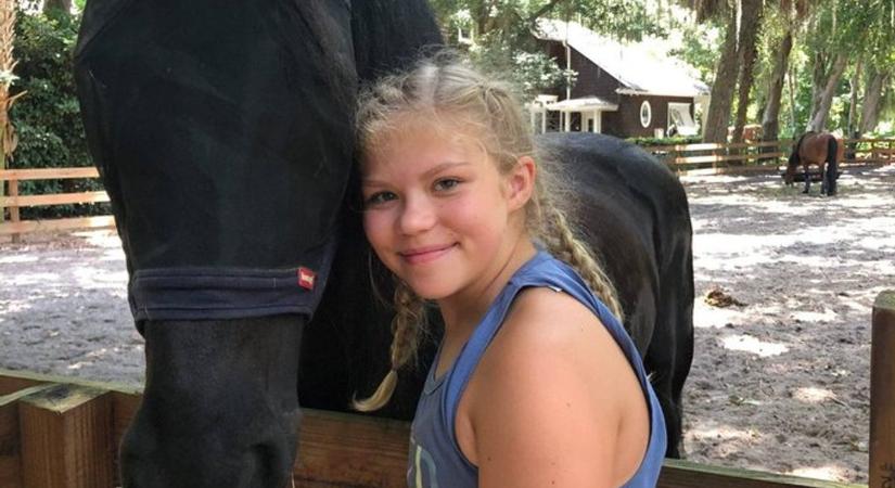 „Rémálmaim vannak róla” – 114-szer szúrta meg osztálytársa a 13 éves kislányt, megtörten nyilatkozott a gyászoló család
