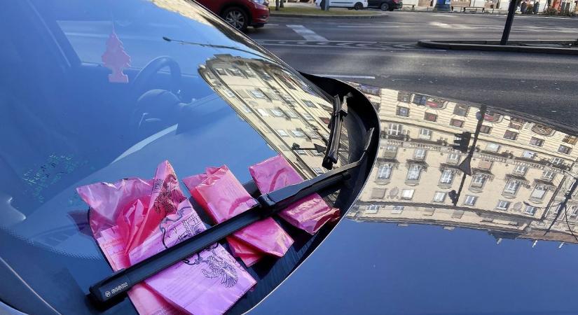 Ferencvárosi parkolás: gyűlnek a tízezrek az önkormányzat számláján, amióta lejárt a türelmi időszak