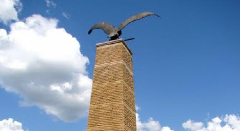 Beperelte a munkácsi városi tanácsot a Turul-szobor felállítója